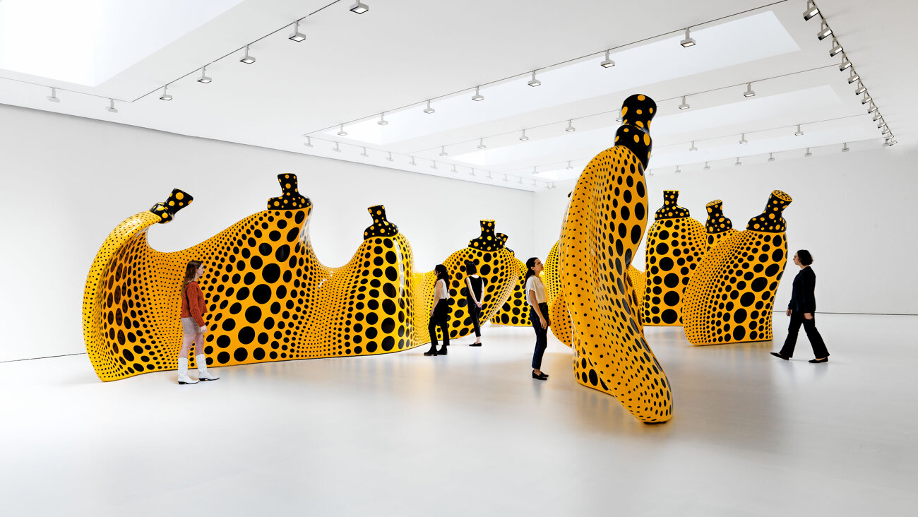 Yayoi Kusama Exhibition, I Spend Each Day Embracing Flowers - Installation  Views