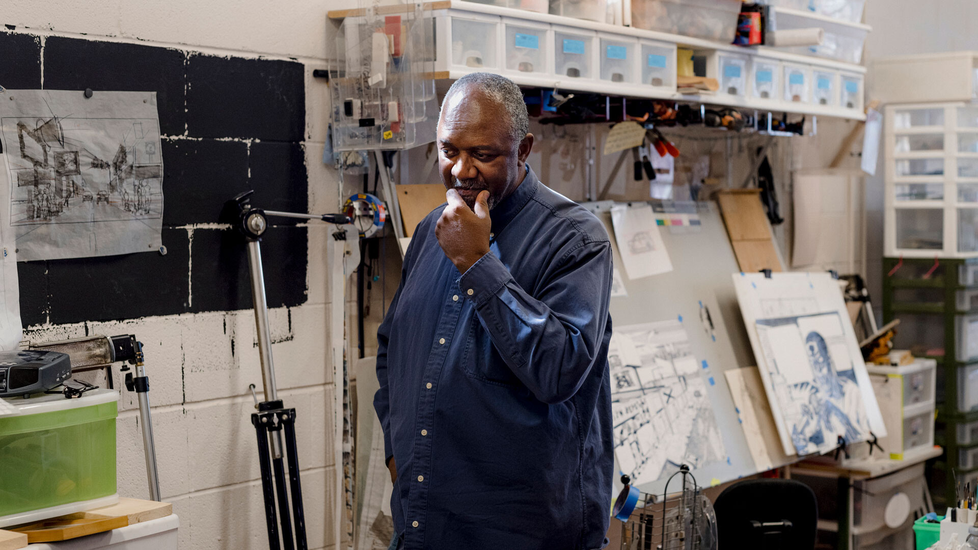 A photo of the artist Kerry James Marshall in his studio in 2016. 