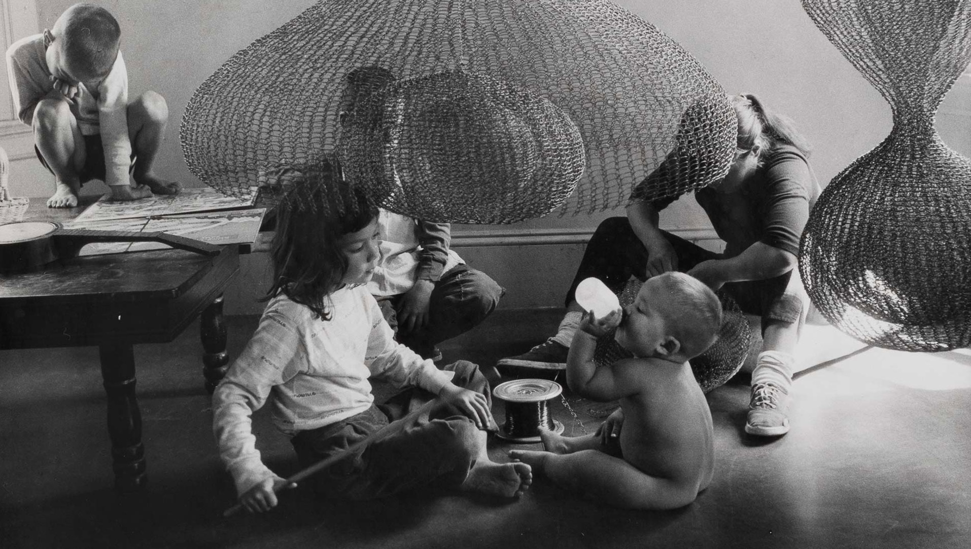 A photo of Ruth Asawa and her children, dated 1957. Photo by Imogen Cunningham.