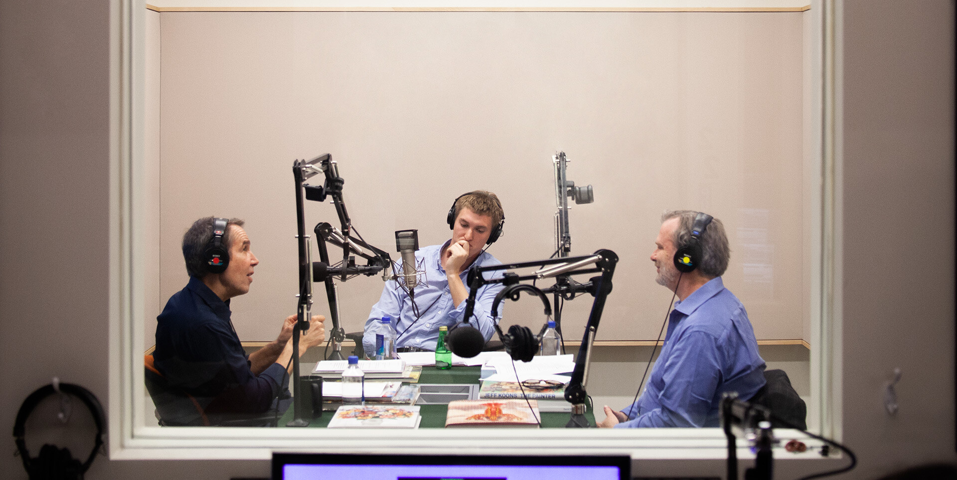 A photo of Jeff Koons, Lucas Zwirner, and Luke Syson, at Slate Studios, New York, in 2018.